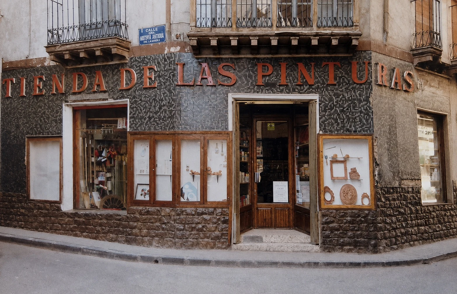 Fachada original de La Tienda de las Pinturas, con mosaico oscuro, rótulo rojo y escaparates de madera