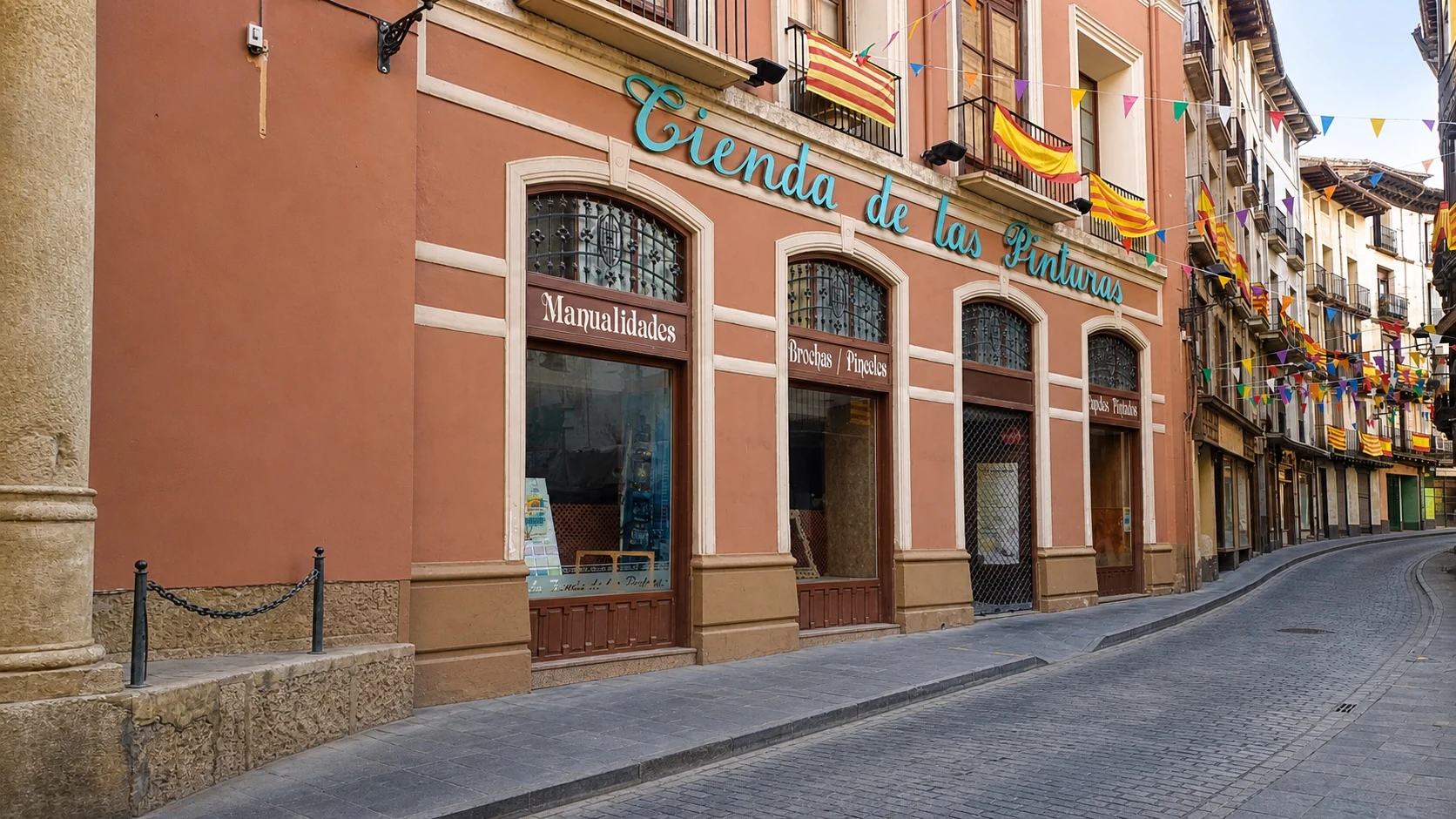 Fachada salmón de la antigua tienda de La Rúa con sus rótulos turquesa y escaparates de madera