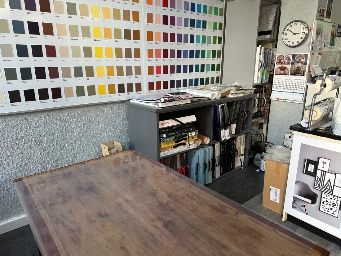 Carta de colores y mesa de muestras de la tienda
